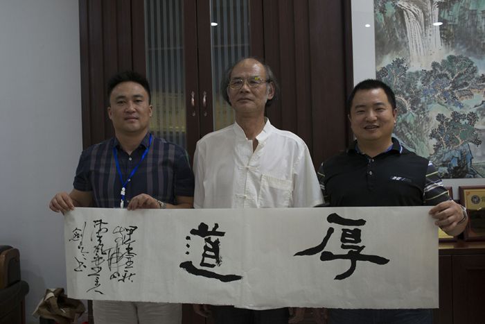 張劍岑先生（中）與金艾陶瓷磚品牌營銷總經(jīng)理羅勝（左）、金艾陶瓷磚品牌營銷總監(jiān)劉鴻瑞（右）合影留念