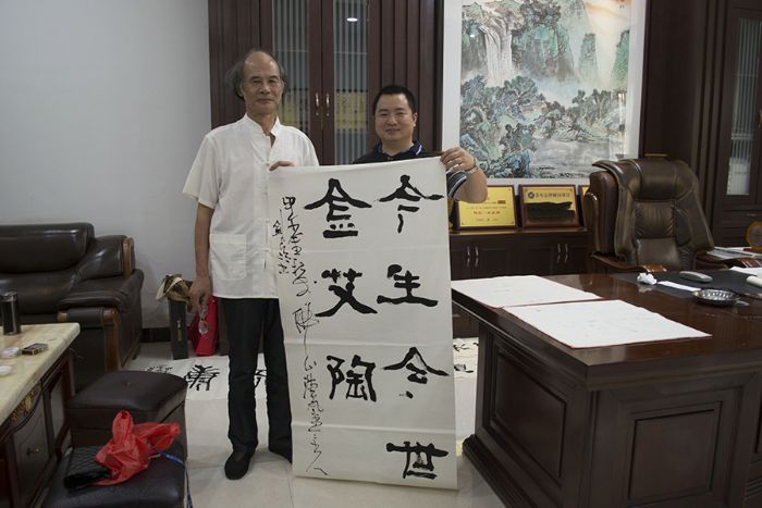 張劍岑先生（左）與金艾陶瓷磚品牌營銷總監(jiān)劉鴻瑞（右）合影留念