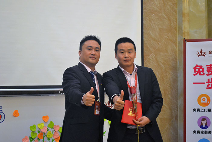 金艾陶瓷磚營(yíng)銷總經(jīng)理羅勝為開拓冠軍（高抗）頒獎(jiǎng)
