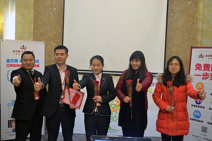 金艾陶瓷磚營(yíng)銷總監(jiān)劉鴻瑞為2015年團(tuán)隊(duì)貢獻(xiàn)獎(jiǎng)（網(wǎng)銷部）頒獎(jiǎng)