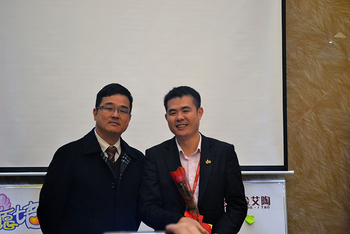 金艾陶瓷磚董事長(zhǎng)劉鴻祥為2015年董事長(zhǎng)特別獎(jiǎng)（王宏城）頒獎(jiǎng)
