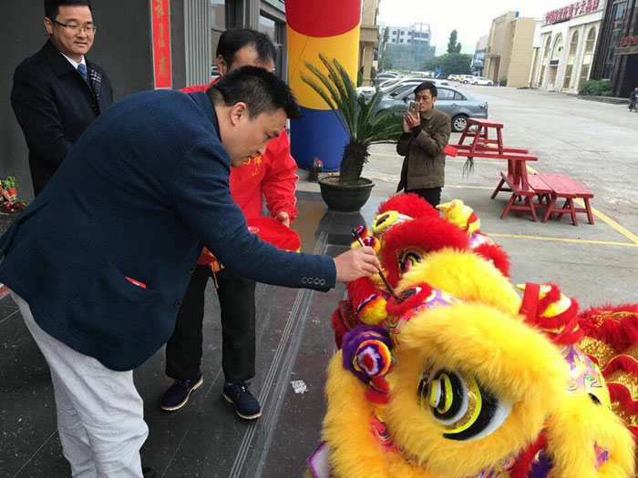 金艾陶瓷磚營(yíng)銷(xiāo)總經(jīng)理羅勝給獅子點(diǎn)睛