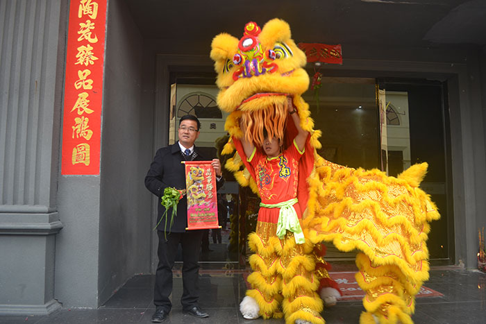 金艾陶瓷磚董事長(zhǎng)劉鴻祥接福迎新