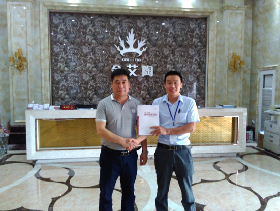 河南濮陽(yáng)金艾陶瓷磚總代理?xiàng)羁偤徒鸢斟ш?yáng)銷區(qū)經(jīng)理合影